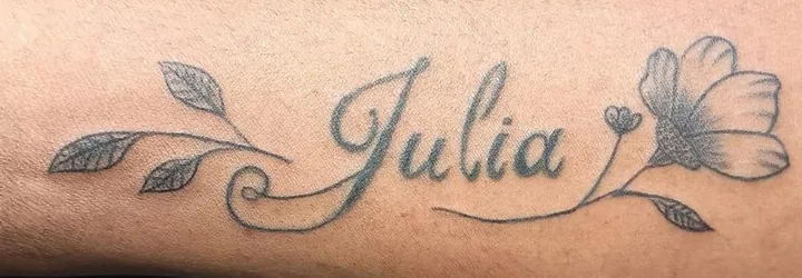 Tatuagem original do aluno: nome Julia com flor, traço fraco e sombra escura na base da flor