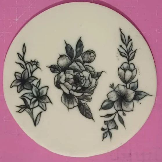 Treino da Jhenifer antes do Método: três flores sombreadas em pele sintética