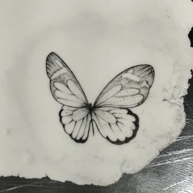 Borboleta em traço fino feita pela Luciana 2&nbsp;semanas depois